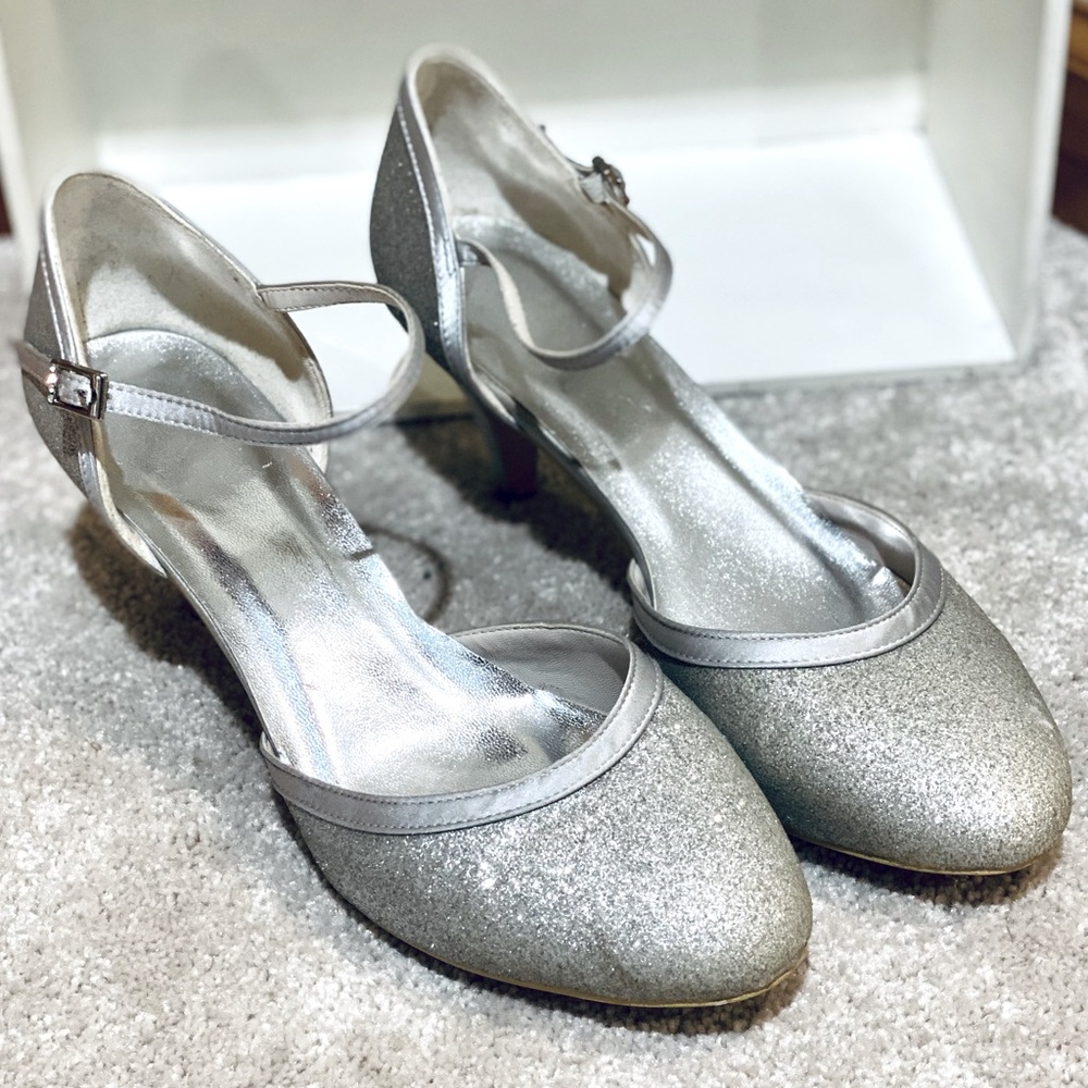 Unknown Brand of Women’s Champagne/Silver Glitter Dress Shoes
